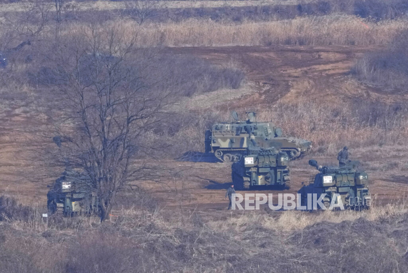 Howitzer self-propelled tentara Korea Selatan K-55 mengambil posisi di Paju, Korea Selatan, dekat perbatasan dengan Korea Utara, Rabu, 11 Januari 2023. Lonjakan uji coba rudal Korea Utara, meningkatnya ambisi nuklir, dan tindakan provokatif lainnya menimbulkan ancaman
