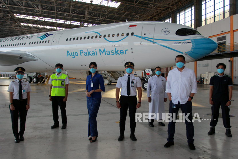Direktur Utama Garuda Indonesia Irfan Setiaputra (kedua kanan) berfoto bersama kru usai meluncurkan pesawat Garuda Indonesia Airbus A330-900neo. Dalam rangka memperingati HUT ke-73 yang pada hari ini (26/1/2022), maskapai penerbangan nasional Garuda Indonesia menghadirkan promo khusus.