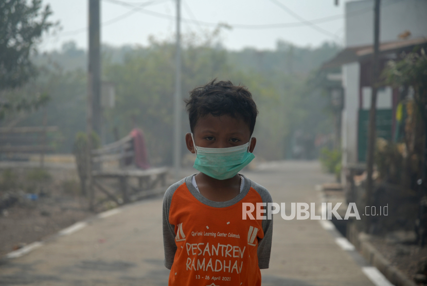 Anak-anak beraktivitas menggunakan masker akibat pekatnya asap di Dusun Jatirejo, Mojosongo, Surakarta, Jawa Tengah, Ahad (17/9/2023). 