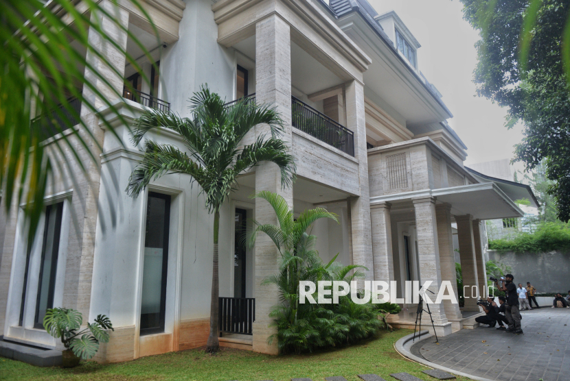 Suasana penggeledahan rumah saudagar minyak Mohammad Riza Chalid di Jalan Jenggala II, Kabayoran Baru, Jakarta Selatan, Selasa (25/2/2025). Kejaksaan Agung RI melakukan penggeledahan rumah salah satu tersangka Riza Chalid terkait kasus dugaan korupsi tata kelola minyak mentah dan produk kilang PT Pertamina (Persero) tahun 2018-2023.