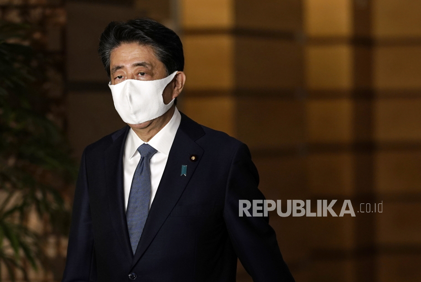 Pemimpin Dunia Respons Pengunduran Diri Shinzo Abe. Perdana Menteri Jepang Shinzo Abe yang mengenakan masker saat berjalan setelah konferensi persnya di kantor Perdana Menteri Jumat (28/8/2020) di Tokyo. Perdana Menteri Abe mengatakan Jumat, dia akan mundur karena kesehatannya. 
