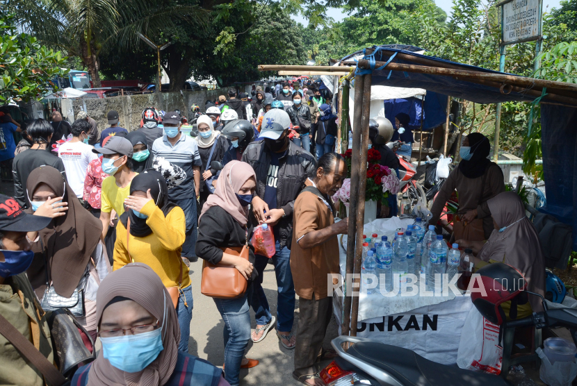 Kepadatan warga yang akan melakukan ziarah kubur menjelang Ramadhan 1442 di Tempat Pemakaman Umum (TPU) Cikutra, Kota Bandung, Ahad (11/4). (ilustrasi)