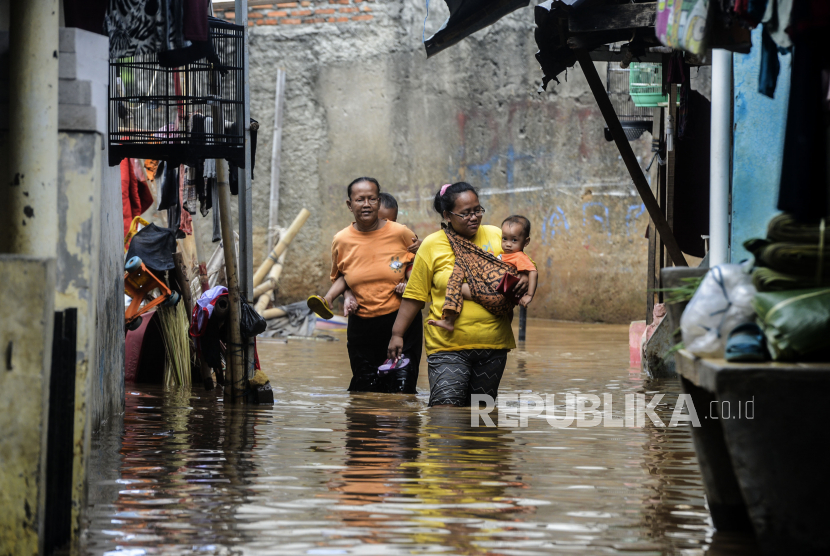 Banjir melanda sejumlah daerah di Tanag Air jelang Lebaran.