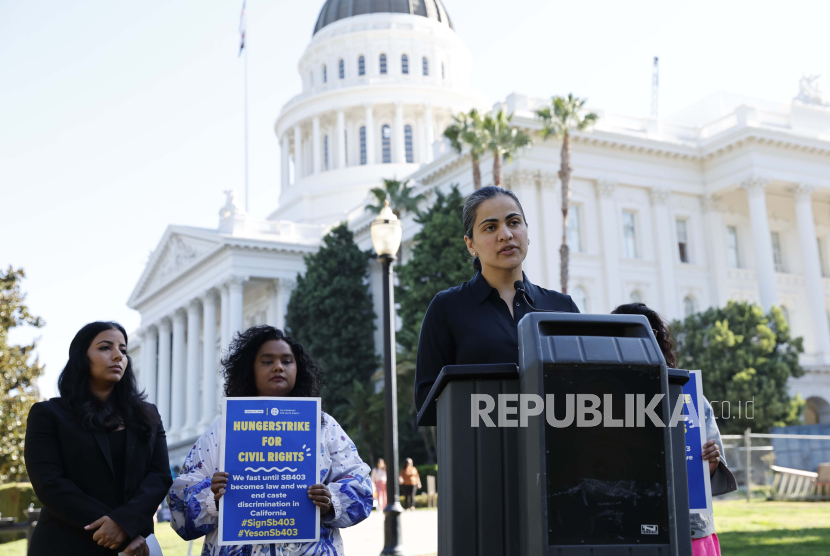 Senator Kalifornia Aisha Wahab (kanan) berbicara setelah senat meloloskan rancangan pelarangan diskriminasi berdasarkan kasta,  Rabu (6/9/2023). 