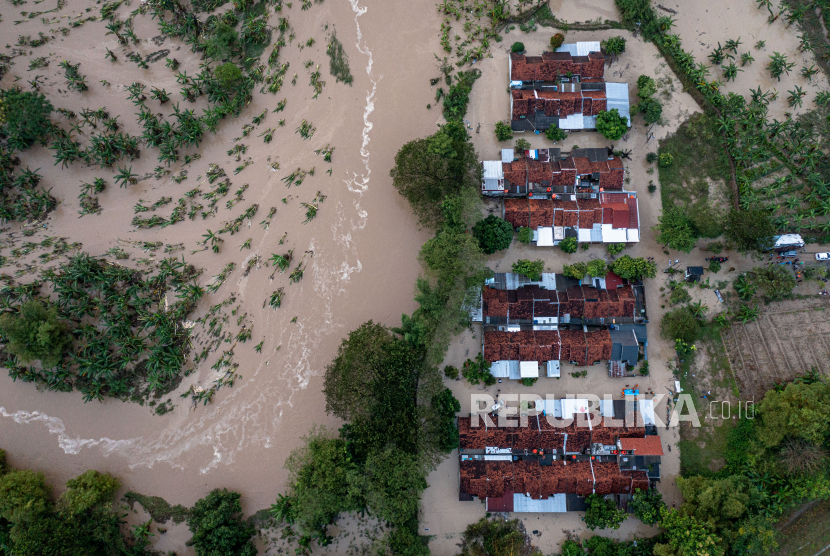 Foto udara kondisi banjir bandang yang melanda Perumahan Dinar Indah, Kelurahan Meteseh, Kecamatan Tembalang, Semarang, Jawa Tengah (ilustrasi)  