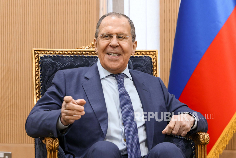 Menteri Luar Negeri Rusia, Sergei Lavrov akan terbang ke Hanoi, Vietnam selama dua hari sebelum ke Bali untuk menghadiri pertemuan menteri-menteri luar negeri G20 yang sedang diketuai Indonesia.