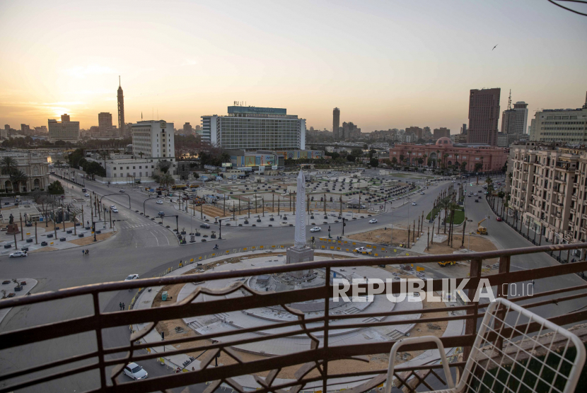 Pasukan keamanan memagari Alun-alun Tahrir menjelang jam malam sebagai langkah pencegahan wabah virus corona di Kairo, Mesir, Ahad (29/3). Pemerintah Mesir memperlonggar kebijakan lockdown dan jam malam selama Ramadhan.