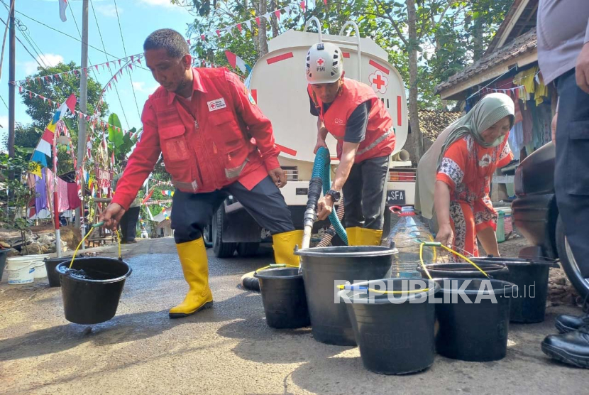 Penyaluran bantuan air bersih untuk warga Kampung Cibangbay, Kelurahan Setiawargi, Kecamatan Tamansari, Kota Tasikmalaya, Jawa Barat, Jumat (25/8/2023). 