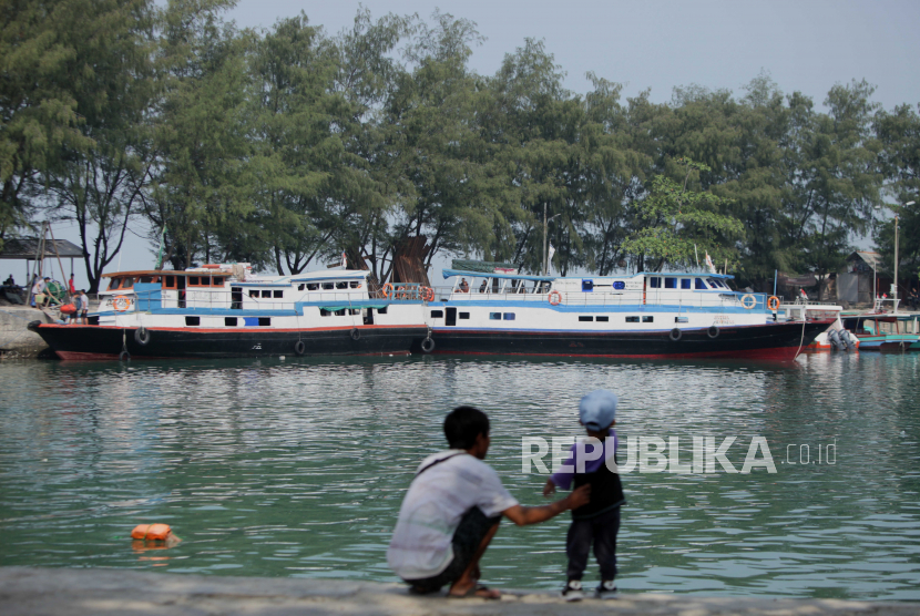 Sejumlah perahu wisata bersandar di Pulau Pari, Kabupaten Kepulauan Seribu, Jakarta, Rabu (12/7/2023). 