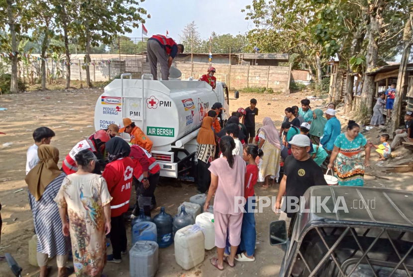 Warga Baros, Kota Sukabumi yang terdampak kekeringan mengantri untuk mendapatkan pasokan air bersih. PMI Kota Sukabumi sebut wilayah kekeringan di daerah tersebut meluas ke 5 kecamatan.