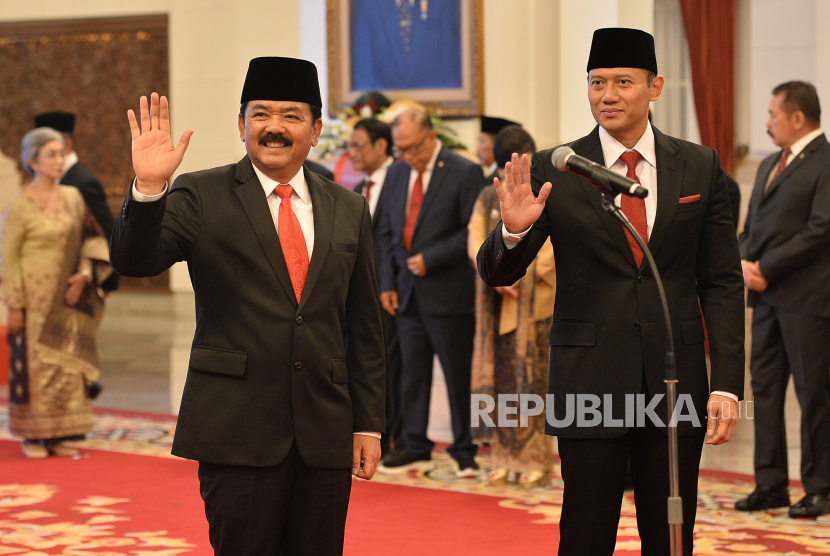 Menko Polhukam Hadi Tjahjanto dan Menteri ATR/BPN Agus Harimurti Yudhoyono saat dilantik Presiden Joko Widodo di Istana Merdeka, Jakarta, Rabu (21/2/2024).