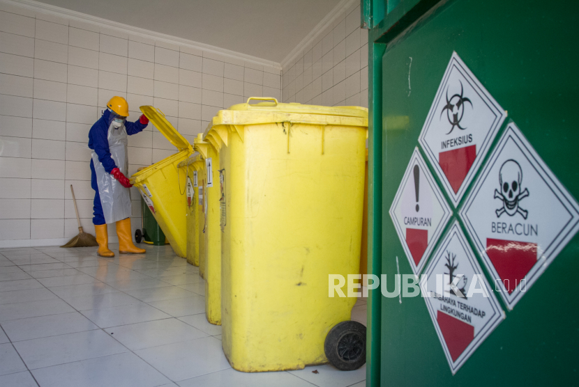 Petugas rumah sakit memeriksa sampah medis sebelum dimasukkan ke mobil jasa pengangkutan Limbah Bahan Beracun Berbahaya (B3) atau infeksius di Rumah Sakit Umum Daerah (RSUD) Bung Karno, Solo, Jawa Tengah, Rabu (24/6/2020). RSUD. Bung Karno yang merupakan salah satu rumah sakit rujukan COVID-19 di Kota Solo rata-rata dalam tiga hari menghasilkan sekitar 100 kilogram limbah medis bahan beracun berbahaya (B3) yang pengelolaannya bekerja sama dengan pihak ke tiga, pengelolaan limbah infeksius secara benar dan sesuai prosedur kesehatan untuk antisipasi sumber penularan baru COVID-19. ANTARA FOTO/Mohammad Ayudha/aww. 