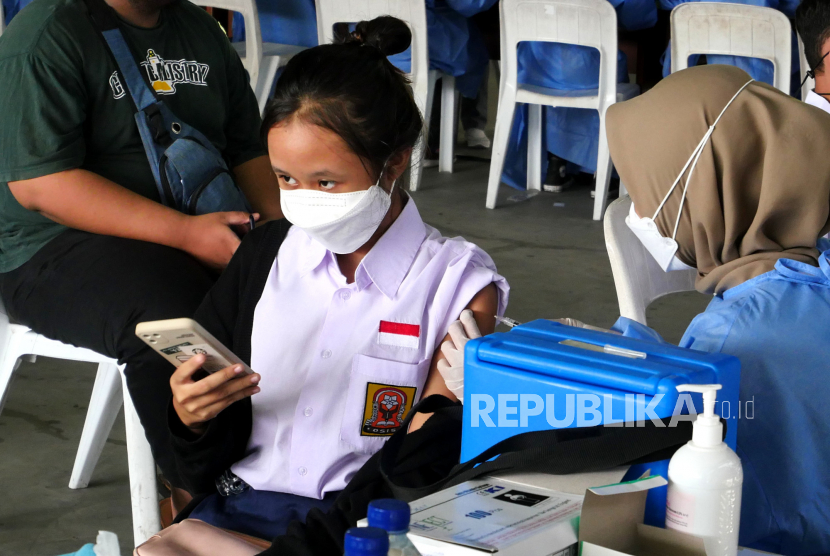 Pelajar menjalani penyuntikan vaksin Covid-19 di Parkir Barat Gembira Loka Zoo, Yogyakarta, Selasa (13/7). Yogyakarta mulai melakukan vaksinasi Covid-19 untuk pelajar atau untuk anak usia 12 ke atas.