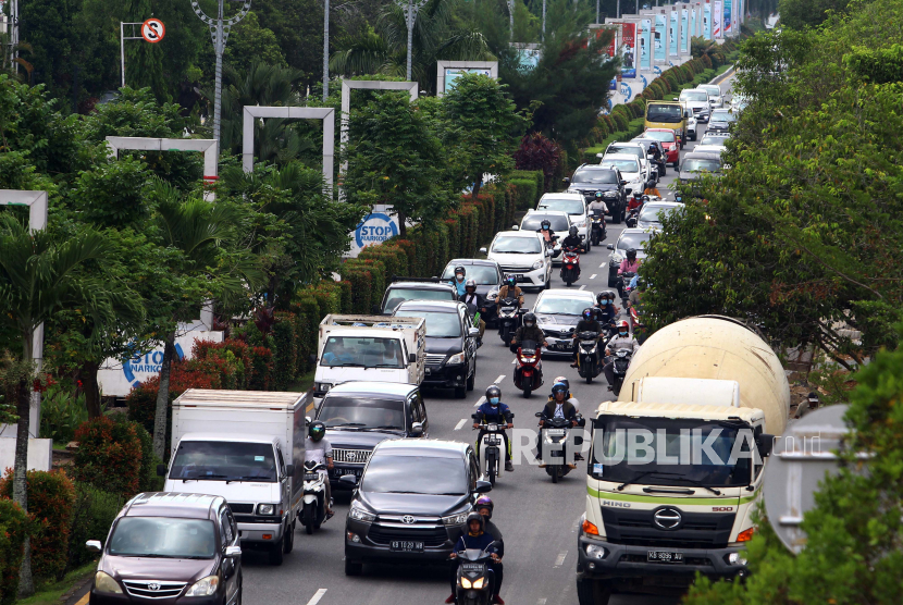 Pengendara melintasi Jalan Ahmad Yani di Pontianak, Kalimantan Barat.
