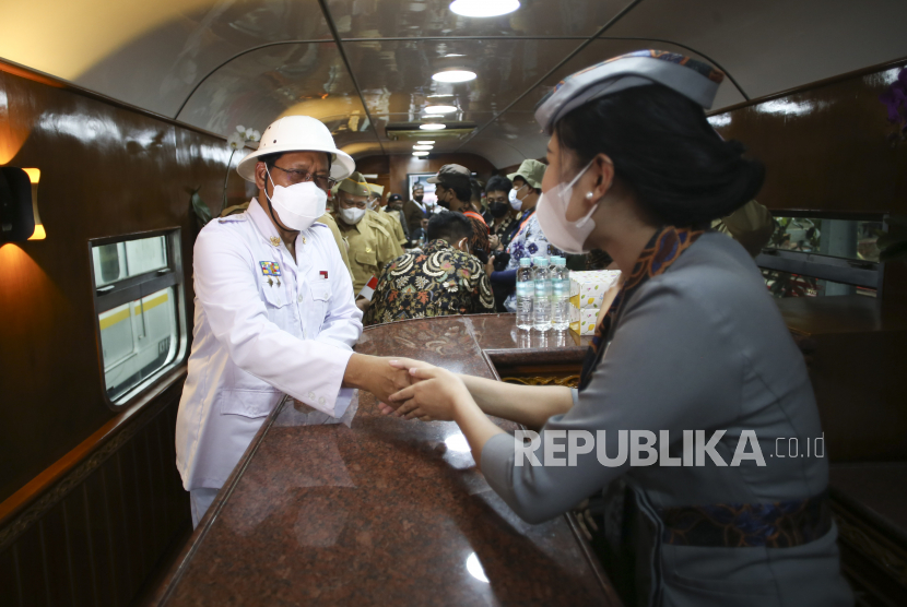 DIrektur Utama KAI Didiek Hartantyo (kiri) menyapa petugas yang berada di dalam kereta Djoko Kendil dalam kegiatan Kereta Bersejarah Menyapa di Stasiun Jakarta Kota, Rabu (17/8/2022). 