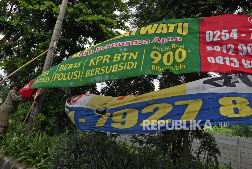 Personel Satpol PP Kota Serang menertibkan spanduk dan baliho reklame ilegal di Jalan Sudirman, Serang, Banten, Senin (1/2/2021). (Ilustrasi)