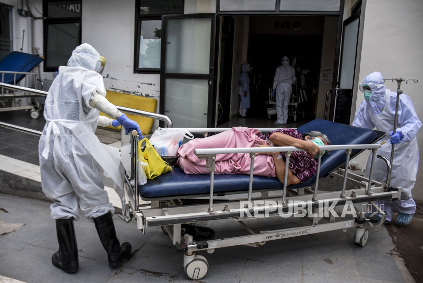 Sejumlah tenaga kesehatan menggunakan alat pelindung diri (APD) membawa pasien Covid-19 menuju Ruang Isolasi Khusus (RIK) di Rumah Sakit Umum Daerah (RSUD) Kota Bandung, Jalan Rumah Sakit, Kota Bandung, Kamis (1/7). Berdasarkan data dari Pusat Informasi dan Koordinasi Covid-19 Provinsi Jawa Barat (Pikobar) pada (30/6), tingkat keterisian tempat tidur atau Bed Occupancy Rate (BOR) rumah sakit yang melayani Covid-19 dan tidak melayani Covid-19 telah mencapai 91,12 persen dengan rincian sebanyak 15.276 dari total 16.765 tempat tidur telah terisi. Foto: Republika/Abdan Syakura