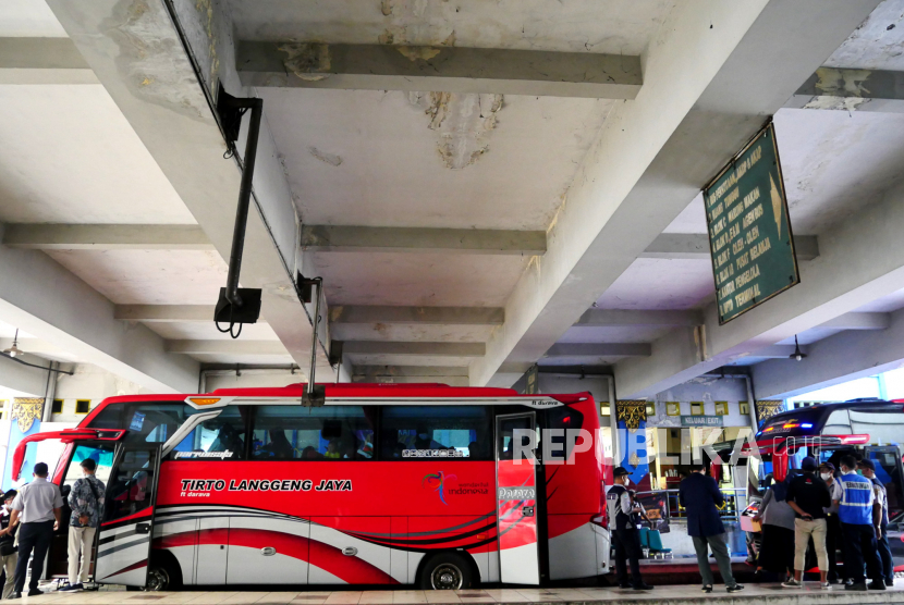 Bus pariwisata. Paska pelonggaran PPKM di banyak wilayah Indonesia, kinerja PT Panorama Sentrawisata Tbk (PANR) mulai membaik terutama dari bisnis di segmen leisure, corporate, dan transport. 
