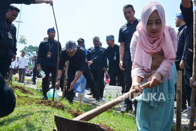 Ketua KPU Kota Bandung Wenti Frihadianti, dan Pj Wali Kota Bandung Bambang Tirtoyuliono menanam pohon sebagai bentuk kepedulian terhadap lingkungan usai pelantikan anggota Kelompok Penyelenggara Pemungutan Suara (KPPS) dari sejumlah kecamatan oleh Komisi Pemilihan Umum (KPU) Kota Bandung dan Pemkot Bandung, di Sport Jabar, Kota Bandung, Jawa Barat, Kamis (25/12024). Dalam pelaksaaan pemilu, petugas KPPS diharapkan dapat menjalankan tugas secara transparan dan tidak memihak, serta bertanggung jawab untuk menjalankan nilai demokrasi.