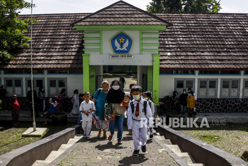 Siswa dan guru yang mengikuti kegiatan pembelajaran tatap muka (PTM) di Kota Bandung akan menjalani kembali tes PCR secara acak. (Foto: SDN 065 Cihampelas, Jalan Cihampelas, Kota Bandung)