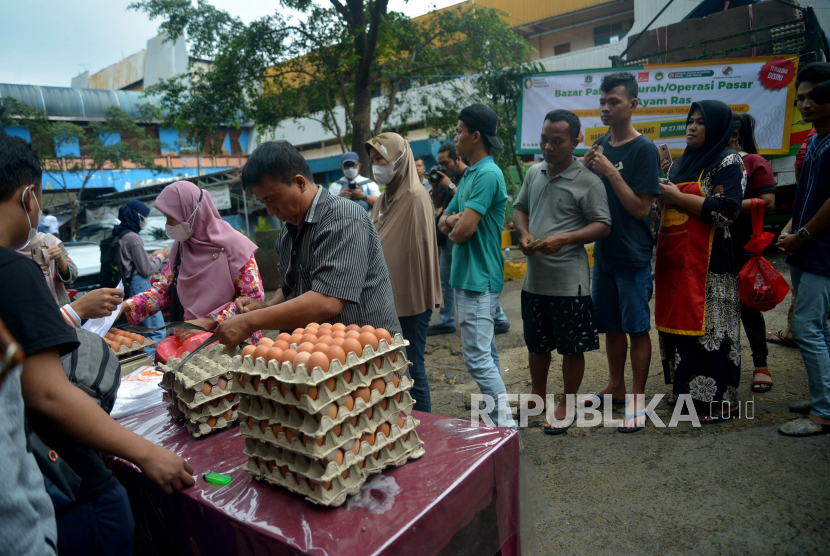 Warga antre membeli telur ayam ras saat operasi pasar panga murah di kawasan Pasar Minggu, Jakarta Selatan, Jumat (2/9/2022). 