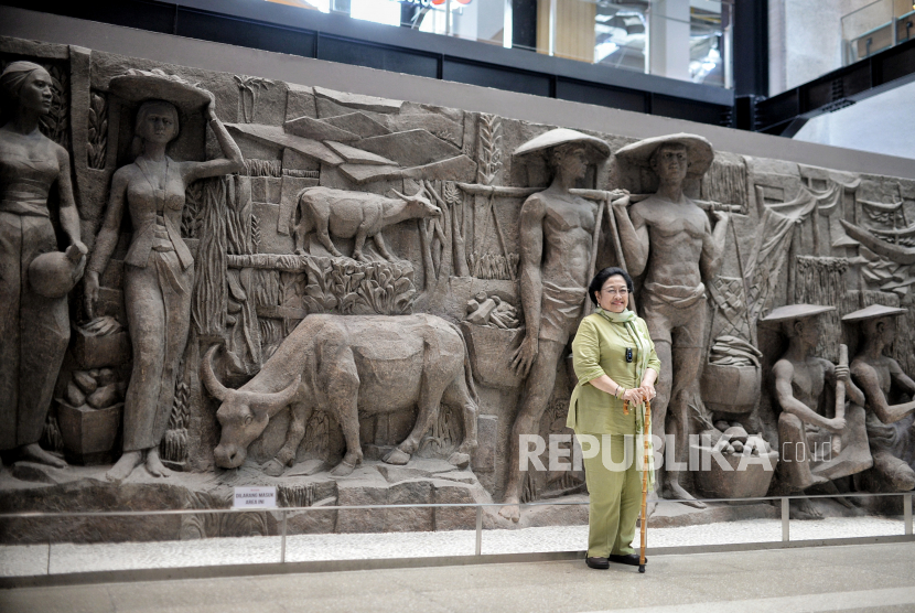 Presiden Ke-5 RI yang juga Ketum PDI Perjuangan Megawati Soekarnoputri berfoto dengan latar belakang relief di Gedung Sarinah, Jakarta, Senin (13/6/2022). Dalam kunjungan tersebut, Megawati Soekarnoputri juga mengunjungi ruang Ir. Soekarno yang saat ini digunakan sebagai galeri seni di lantai 6 serta lokasi penemuan relief di lantai dasar dari pusat perbelanjaan pertama di Indonesia tersebut. Republika/Thoudy Badai