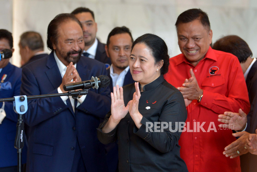 Ketua DPP PDIP Puan Maharani dan Ketua Umum Partai Nasdem Surya Paloh memberikan keterangan usai pertemuan di Kantor DPP Nasdem, Jakarta,  Senin (22/8/2022). Pertemuan tersebut dalam rangka silahturahmi sekaligus safari politik yang merupakan salah satu dari amanat Rakernas PDIP dengan menugaskan Puan Maharani untuk membuka komunikasi dengan partai lain menjelang Pemilu 2024. Prayogi/Republika