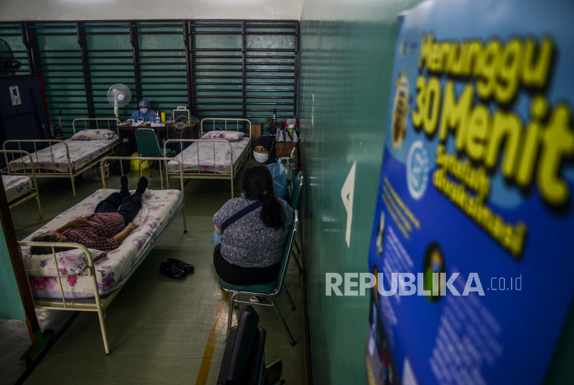 Sejumlah warga yang telah menjalani vaksinasi Covid-19 menunggu waktu observasi di Sekolah Santa Ursula, Jakarta, Senin (29/3). Berdasarkan data Pejabat Pengelola Informasi Dokumentasi (PPID) Jakarta per 28 Maret 2021, sebanyak 1.121.735 orang di DKI Jakarta sudah menjalani penyuntikan dosis pertama vaksinasi Covid-19. Jumlah tersebut setara dengan 37,4 persen dari total target yang berjumlah 3.000.689 orang. Republika/Putra M. Akbar