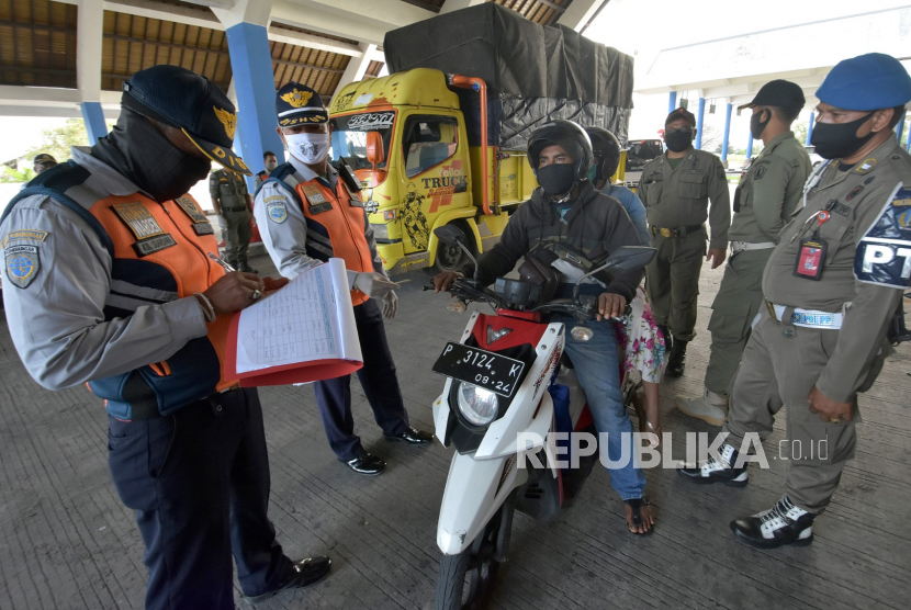 Petugas mendata pemudik dan kendaraan yang memasuki wilayah Badung dan Denpasar dalam operasi penyekatan arus balik Lebaran di Terminal Mengwi, Badung, Bali, Kamis (4/6/2020). Kasus positif Covid-19 di Denpasar kini mencapai 117 orang.