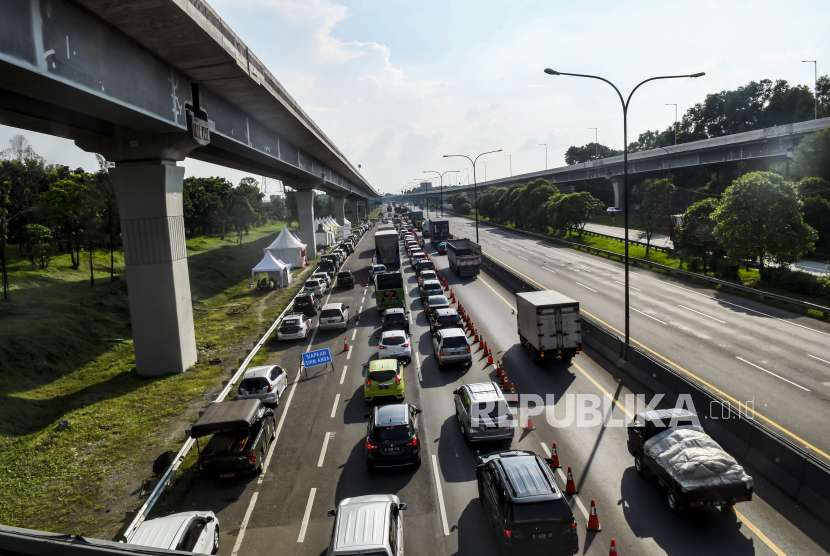Suasana kemacetan lalu lintas saat memasuki area pemeriksaan kendaraan yang akan masuk ke wilayah DKI Jakarta di KM 47 Tol Cikampek-Jakarta, Jawa Barat, Sabtu (30/5/2020). Kementerian Perhubungan memprediksi potensi lonjakan arus balik lebaran 2020 akan terjadi pada 30 Mei - 1 Juni, sehingga pengawasan di sejumlah titik pemeriksaan Surat Izin Keluar Masuk (SIKM) akan diperketat