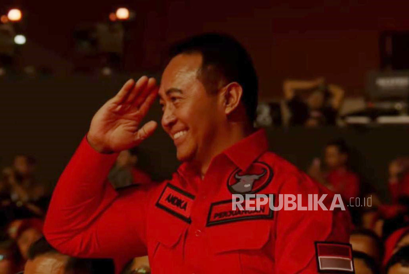 Mantan panglima TNI Jenderal (purn) Andika Perkasa berbaju PDIP dalam Rakernas V PDIP, di Beach City International Stadium, Jakarta, Jumat (24/5/2024). 