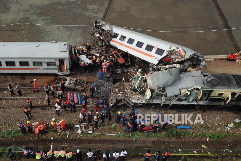 Foto udara proses evakuasi kereta api lokal Bandung Raya yang bertabrakan dengan kereta api Turangga di Cicalengka, Kabupaten Bandung, Jawa Barat, Jumat (5/1/2024).