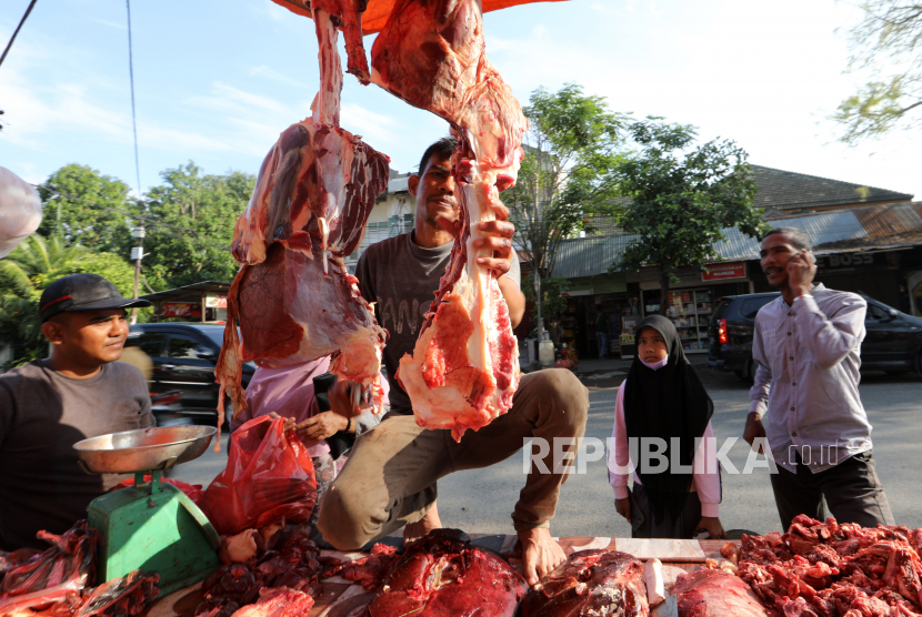 Masyarakat membeli daging sapi yang saat Ramadhan harganya naik (ilustras)