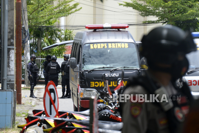 Petugas kepolisian berjaga di lokasi dugaan bom bunuh diri di depan Gereja Katolik Katedral, Makassar, Sulawesi Selatan, Ahad (28/3/2021).