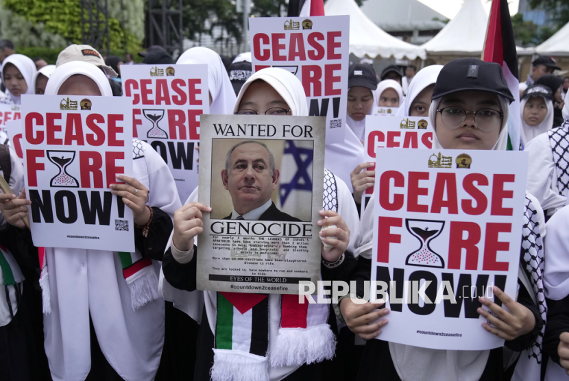 Seorang pengunjuk rasa memegang poster PM Israel Benjamin Netanyahu saat unjuk rasa mendukung Palestina di luar Kedutaan Besar AS di Jakarta, Indonesia, Sabtu, 13 Januari 2024.