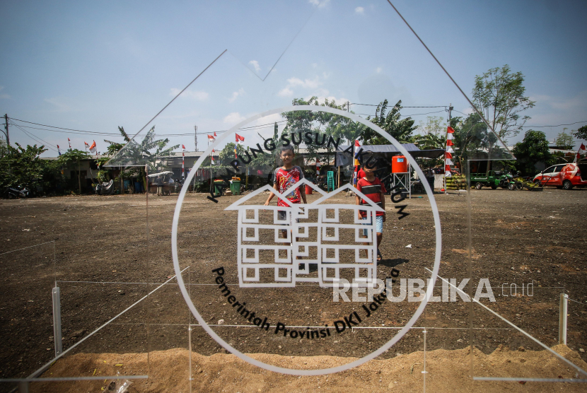 Dua orang anak bermain di Kampung Akuarium. Pembangunan Kampung Susun Akuarium di Penjaringan, Jakarta Utara, akan menggunakan dana dari pihak swasta. 