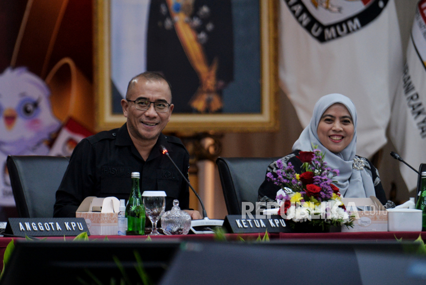 Ketua Komisi Pemilihan Umum (KPU) Hasyim Asyari (kiri) bersama anggota KPU lainnya saat mengikuti rapat pleno terbuka rekapitulasi daftar pemilih tetap (DPT) tingkat nasional di ruang sidang lantai 2 Gedung KPU, Jakarta, Ahad (2/7/2023). KPU menetapkan daftar pemilih tetap (DPT) untuk pemilu tahun 2024 terdapat sebanyak 823.220 tempat pemungutan suara (TPS) dengan pemilih 204.807.222 orang yang tersebar di 38 provinsi di seluruh Indonesia. Dari hasil rekapitulasi DPT ini, mayoritas pemilih merupakan generasi milenial yakni  33,60 persen, generasi X 28,07 persen dan generasi Z berada diurutan ketiga atau sebanyak 22,85 persen.