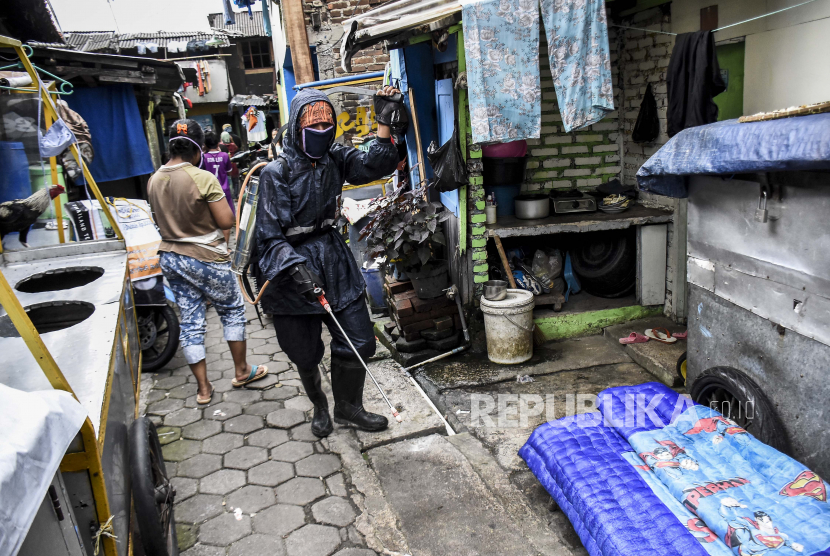 Dua Titik di Sukabumi  Disemprot Disinfektan dengan Drone. Foto: Penyemprotan disinfektan (Ilustrasi)