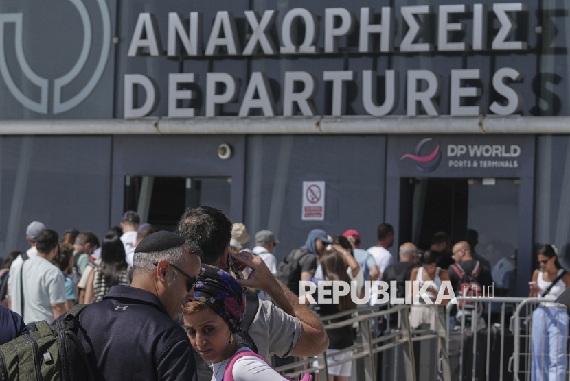 Warga Israel menjalani pemeriksaan keamanan di terminal keberangkatan di pelabuhan utama Siprus di Limassol tempat mereka akan menaiki kapal pesiar Israel Crown Iris untuk kembali ke Israel, Kamis (19/6/2025).