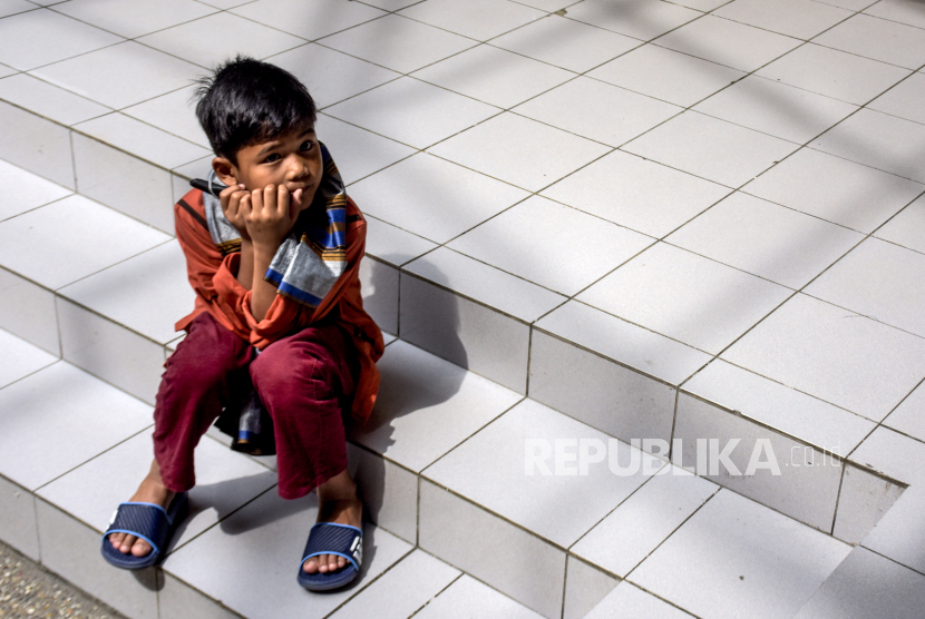 Seorang anak menunggudi Masjid Pusdai, Kota Bandung. Tahun ini Masjid Pusdai Kota Bandung menyediakan makanan berbuka gratis setiap hari bagi musafir maupun warga yang tak sempat berbuka di rumah. 