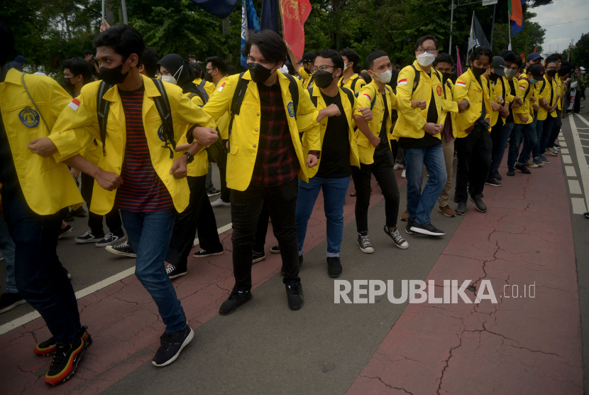 Sejumlah mahasiswa menggelar aksi unjuk rasa di kawasan Patung Kuda, Jakarta, Kamis (21/4/2022). Aksi yang diikuti oleh ratusan mahasiswa dari berbagai perguruan tinggi tersebut menuntut salah satunya menolak wacana perpanjangan masa jabatan presiden.Prayogi/Republika
