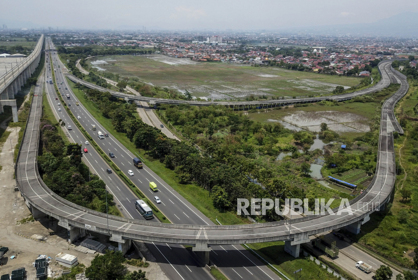 Foto udara gerbang keluar Jalan Tol Purbaleunyi di KM 149, Gedebage, Kota Bandung.