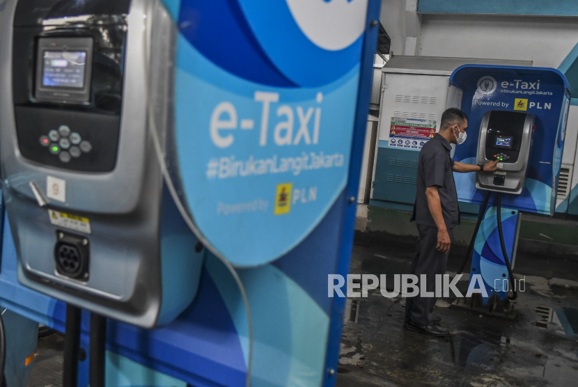 Pengemudi mengisi daya mobil taksi listrik Bluebird (e-Taxi) di Kantor Pusat Bluebird Group, Mampang Prapatan,  Jakarta, Rabu (13/7/2022). 