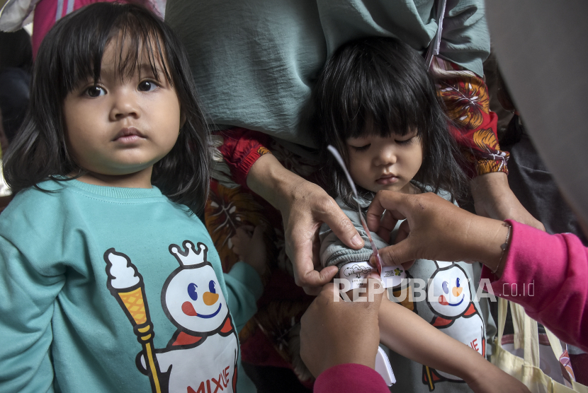 Petugas kesehatan mengukur lingkar lengan anak usia bawah lima tahun (balita) di Posyandu Sakura 01 Sukarasa, Bandung, Jawa Barat, Kamis (23/11/2023). 