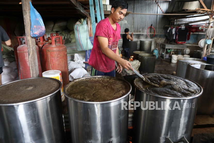  Seorang pekerja merebus bahan baku pembuatan cincau di Banda Aceh.