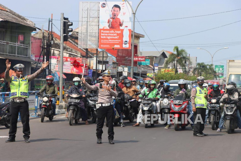 Jajaran Polresta Cirebon melakukan pengalihan arus lalu lintas kendaraan di simpang empat lampu lalu lintas wilayah Kecamatan Weru, Kabupaten Cirebon, Jawa Barat, Rabu (26/4/2023).