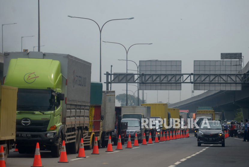 Kemacetan kendaraan terjadi di titik uji coba penerapan Ganjil Genap di KM 47 tol Jakarta-Cikampek, Jawa Barat, Senin (25/4/2022). Kendaraan pemudik yang melanggar ganjil genap dikeluarkan di Karawang Barat.
