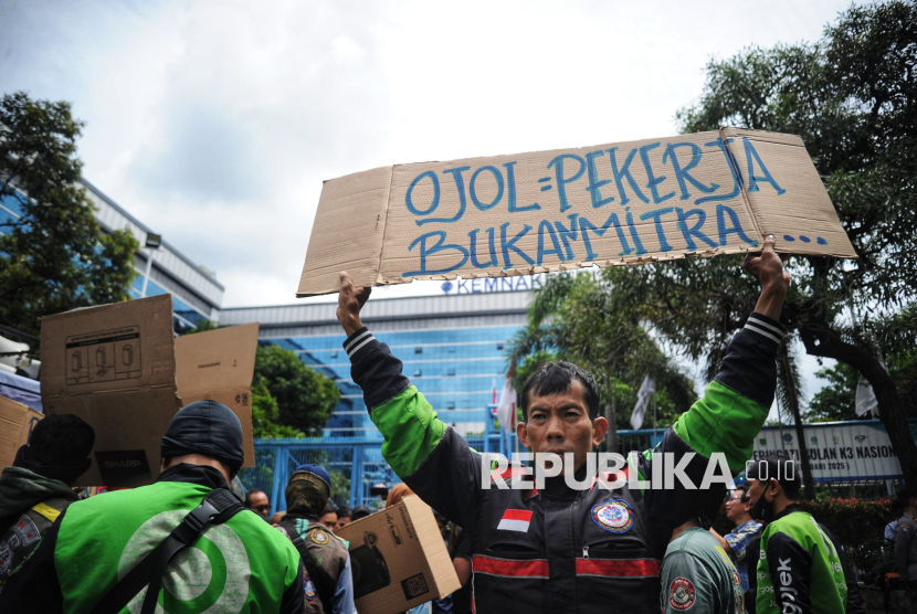 Sejumlah pengemudi ojek online menggelar aksi demo di depan kantor Kemenaker RI, Jakarta Selatan, Senin (17/2/2025), menuntut aplikator memberikan THR.