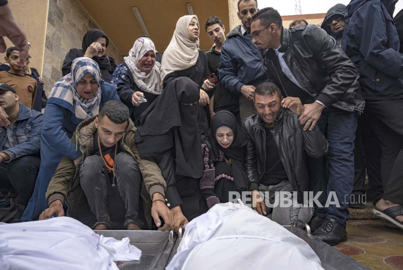 Warga Palestina berduka atas kematian kerabat mereka dalam pemboman Israel di Jalur Gaza, di rumah sakit di Khan Younis, Rabu, 15 November 2023.