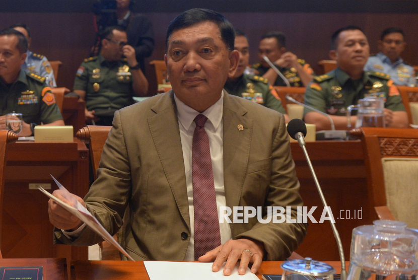 Menteri Pertahanan Sjafrie Sjamsoeddin bersiap mengikuti rapat kerja dengan Komisi I DPR RI di Kompleks Parlemen, Senayan, Jakarta Pusat, Rabu (9/7/2025).